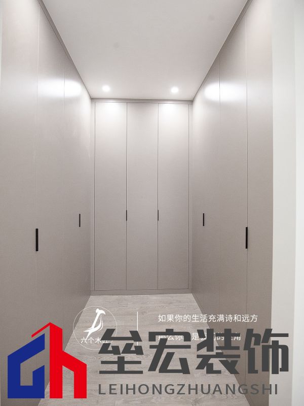 103㎡三居室一門(mén)到頂?shù)囊鹿裨O(shè)計(jì)，簡(jiǎn)約又溫馨