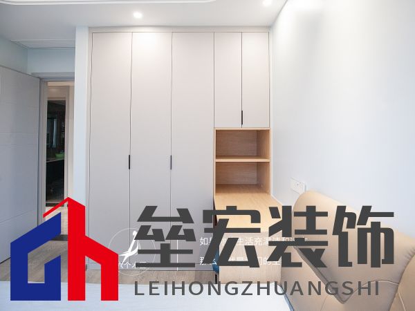 103㎡三居室一門(mén)到頂?shù)囊鹿裨O(shè)計(jì)，簡(jiǎn)約又溫馨